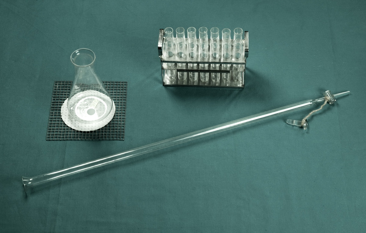 Probetas de cristal :: Frascos, probetas y pisetas :: Instrumentos de  laboratorio :: Instrumentos :: Museo histórico de enfermería :: Fundación  José Llopis 